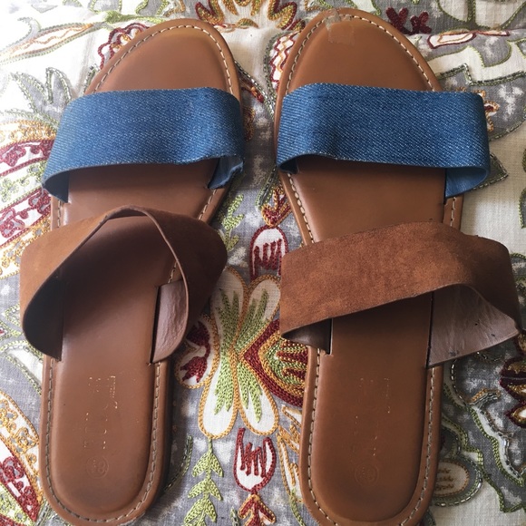 Rouge Helium Shoes - BOGO 🏷 $5 Part Denim Sandal/Slides🐚